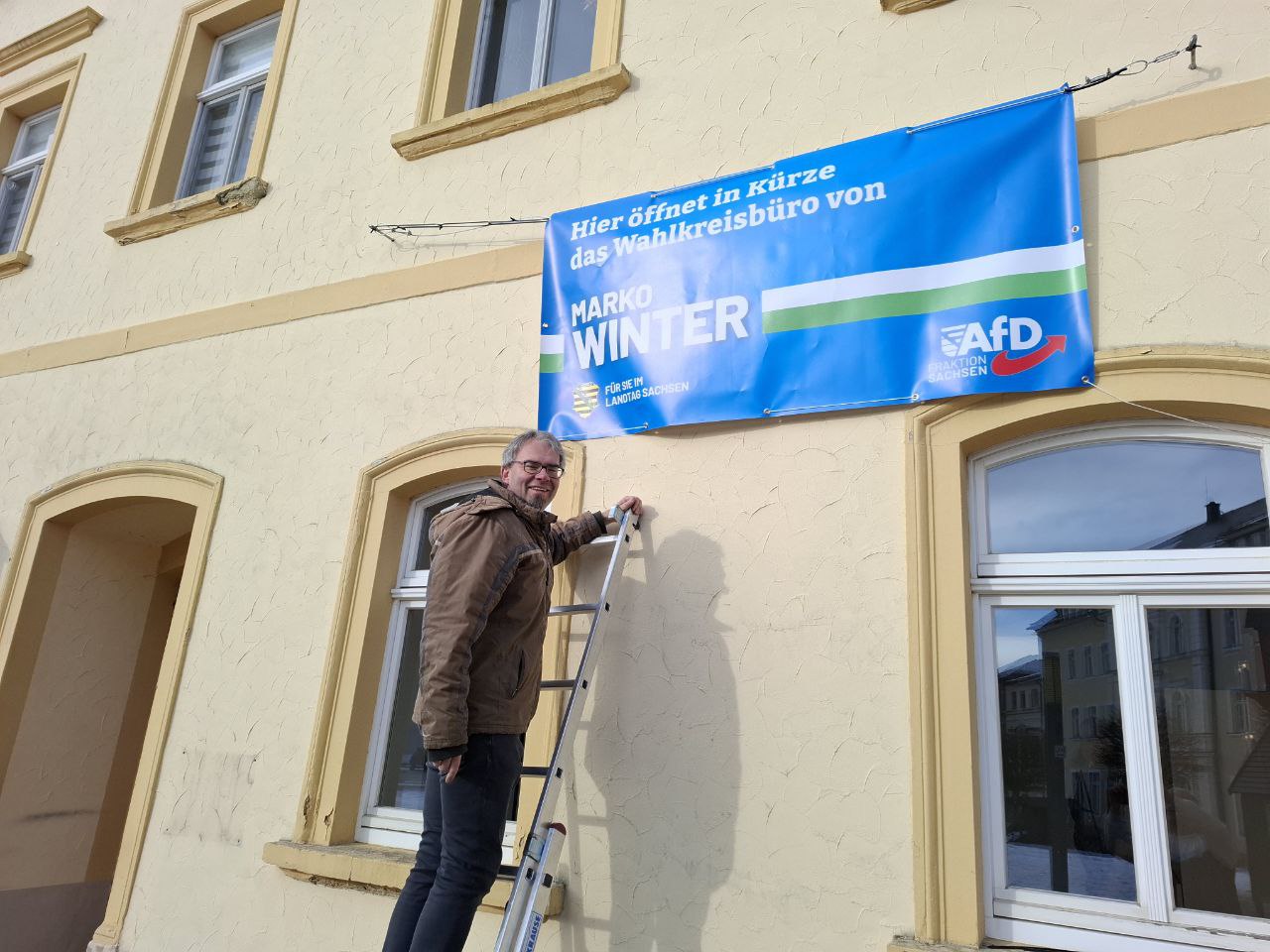 Anbringung des temporären Werbeschilds durch Marko Anbringung des temporären Werbeschilds durch Marko