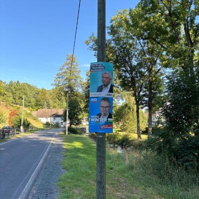 Zwei Plakate, zwei Kandidaten...