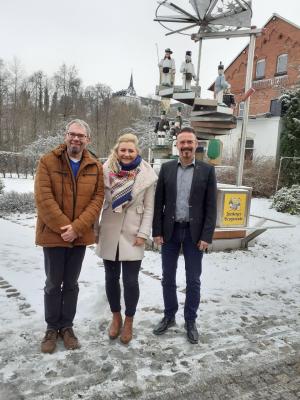 Carolin Bachmann, Jens Tamke und Marko Winter vor der Pyramide